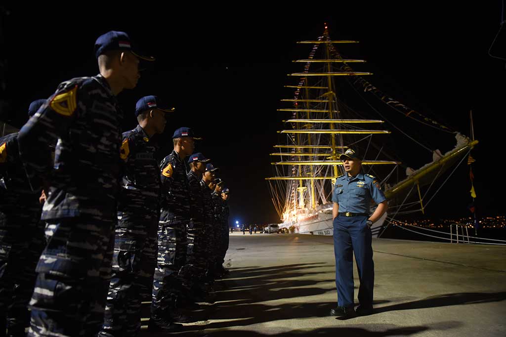 Kepala Divisi Navigasi KRI Bima Suci Kapten Laut (P) Yacob Tri Raharjo (kanan) memberikan arahan terkait kehidupan di kapal kepada taruna AAL tingkat III angkatan 64 sebelum menaiki KRI Bima Suci di Estacionn Maritima, Vigo, Spanyol, Jumat (15/9/2017) dini hari.