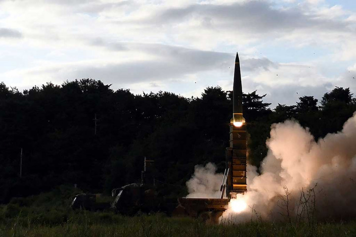 Militer Korea Selatan menembakkan rudal Hyunmu-2 ke Laut Timur dari lokasi yang dirahasiakan di pantai timur Korsel, untuk menanggapi peluncuran rudal yang dilakukan Korut.