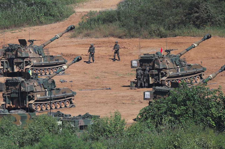 Korsel juga menyiagakan kendaraan tempur di sebuah lapangan pelatihan militer di kota perbatasan Paju.