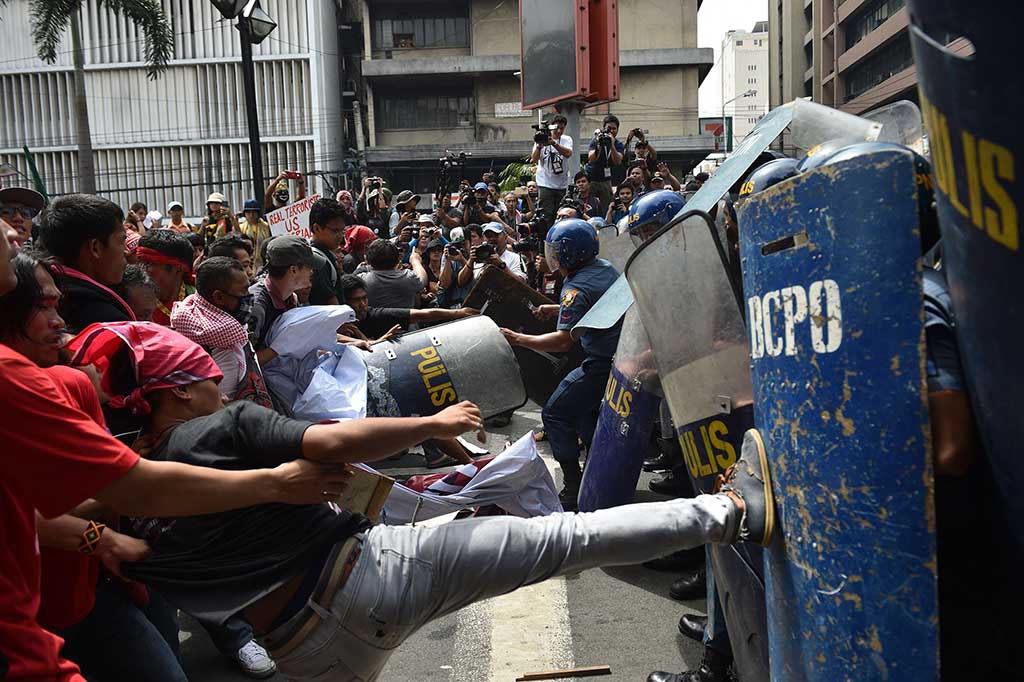 Aksi unjuk rasa diwarnai bentrokan dengan pasukan keamanan.