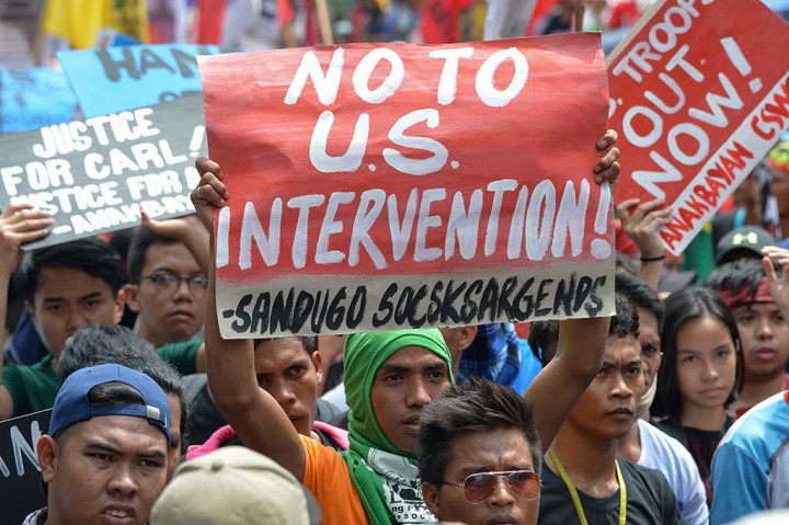 Massa dengan membawa berbagai poster melakukan unjuk rasa di depan Kedubes AS di Manila, Jumat (15/9/2017).