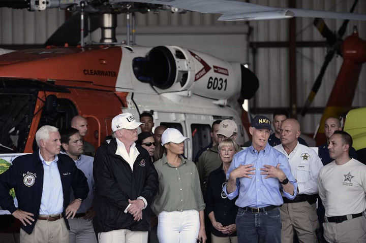 Trump bersama Melania, Wapres Mike Pence (kiri), dan Senator AS Marco Rubio, mendengarkan pemaparan Gubernur Florida Rick Scott terkait bencana Irma yang melanda wilayah tersebut.