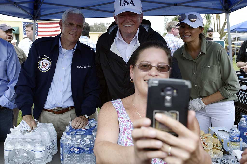 Trump, Melania, dan Pence melayani permintaan foto dari warga.