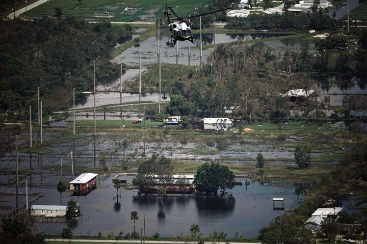 Dengan menaiki helikopter, Trump melihat wilayah yang terkena dampak banjir akibat badai Irma.