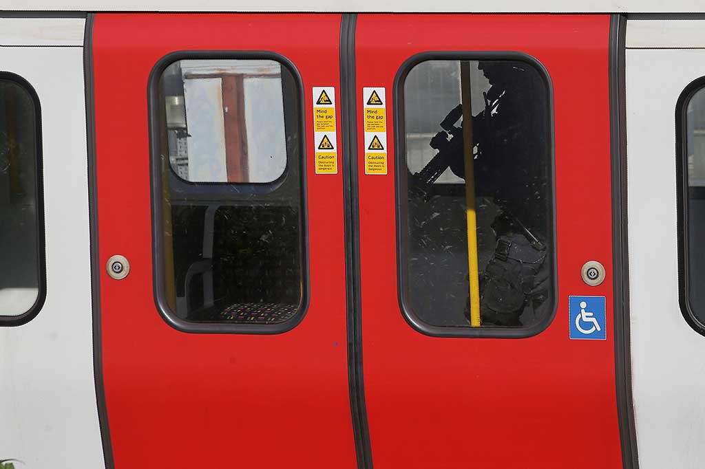 Petugas keamanan melakukan penyisiran di dalam gerbong KA bawah tanah.