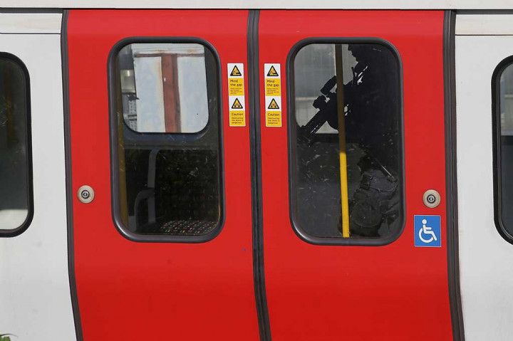 Petugas keamanan melakukan penyisiran di dalam gerbong KA bawah tanah.