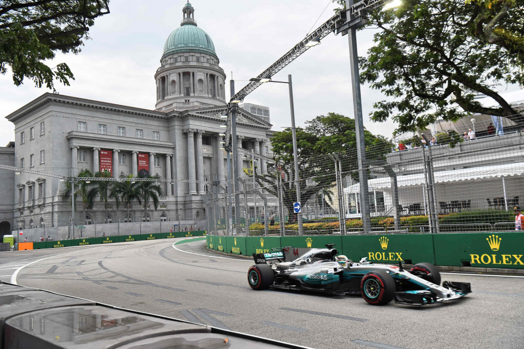 Mobil balap Mercedes yang dipacu Lewis Hamilton dalam babak kualifikasi di sirkuit Marina Bay, Singapura.