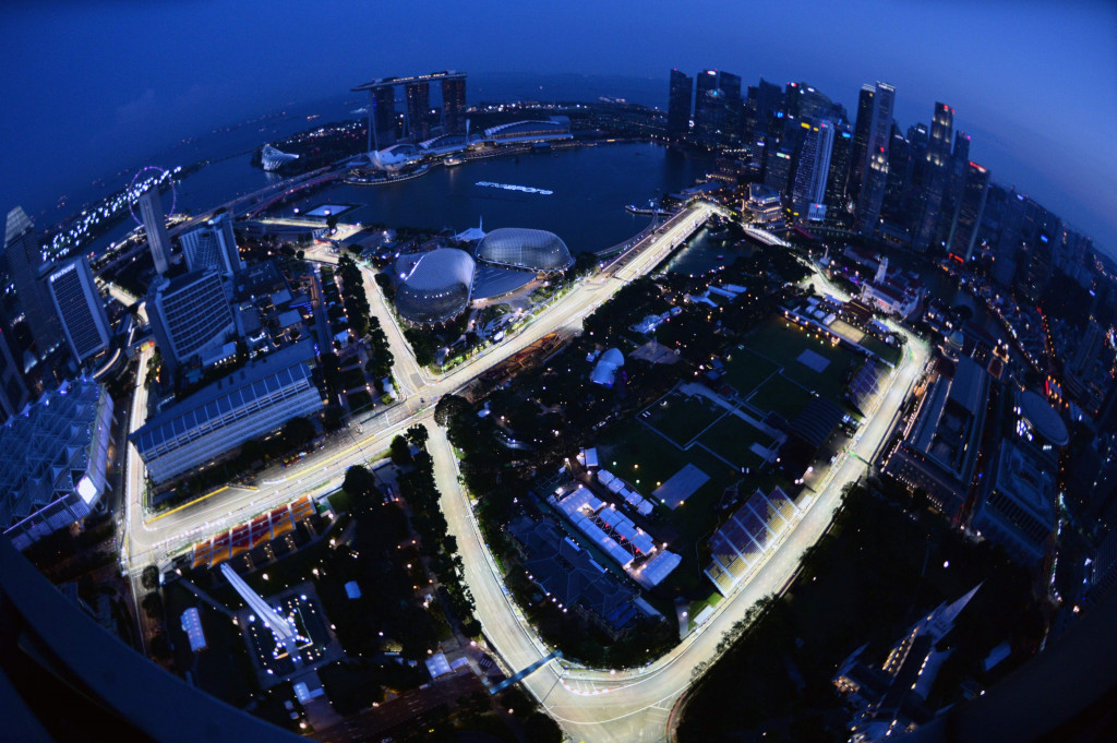 Berbeda dengan lainnya, sirkuit di Marina Bay adalah jalan raya dan balapan berlangsung pada malam hari.