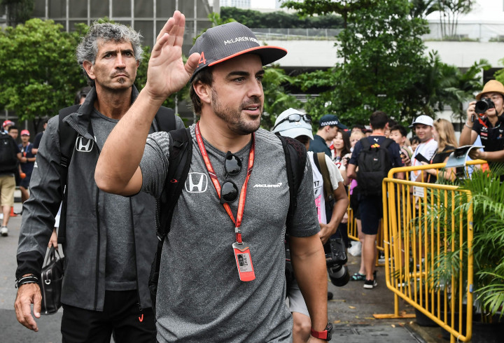 Fernando Alonso membalas sapaan para penggemar sebelum membesut McLaren-Honda pacuannya untuk menjalani sesi free practise.