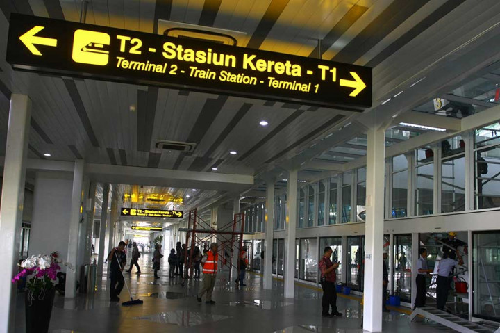 Pekerja melakukan persiapan akhir sebelum pengoperasian 'skytrain' di Stasiun Skytrain Terminal 3 Bandara Soekarno Hatta, Tangerang, Banten, Jumat (15/9/2017).