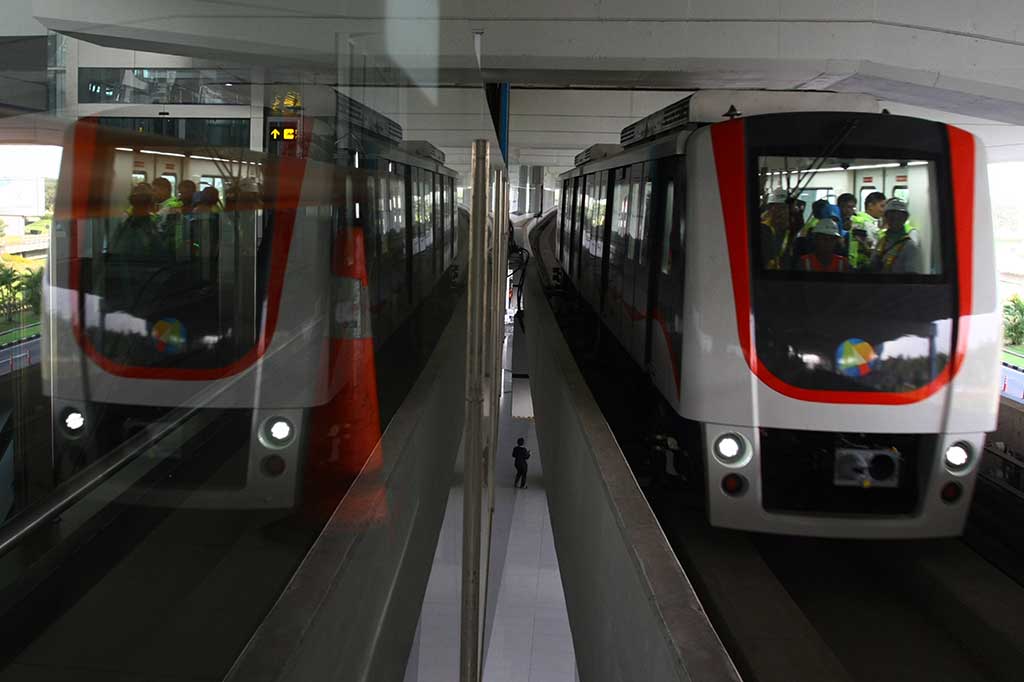 'Skytrain' dioperasikan untuk mengakomodasi perpindahan penumpang dari satu terminal ke terminal lainnya. Fasilitas kereta tanpa awak yang diklaim pertama di Indonesia itu menggunakan teknologi 'automated guided transit' (AGT), artinya moda transportasi ini bergerak tanpa bantuan pengemudi.