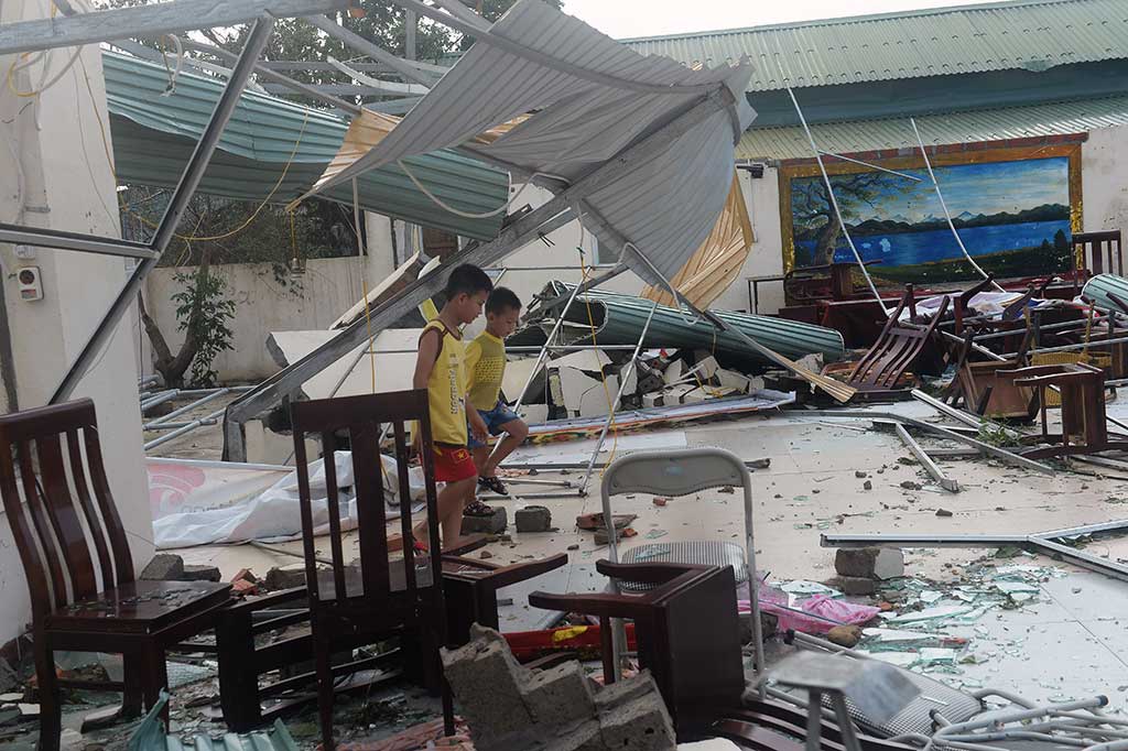 Topan dengan kecepatan 130 kilometer per jam tersebut mengakibatkan ratusan rumah rusak.