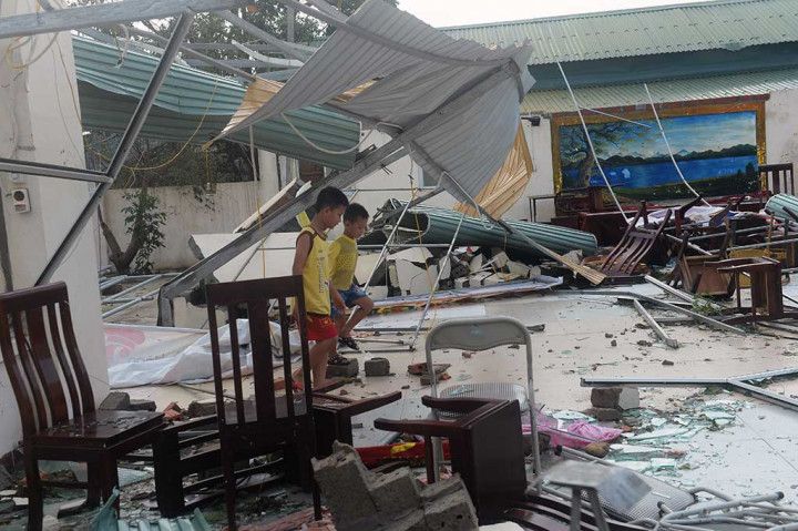 Topan dengan kecepatan 130 kilometer per jam tersebut mengakibatkan ratusan rumah rusak.