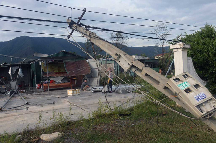 Listrik padam di beberapa wilayah di Provinsi Ha Tinh dan Quang Binh setelah badai melumpuhkan jaringan listrik dan merobohkan pepohonan serta papan reklame.