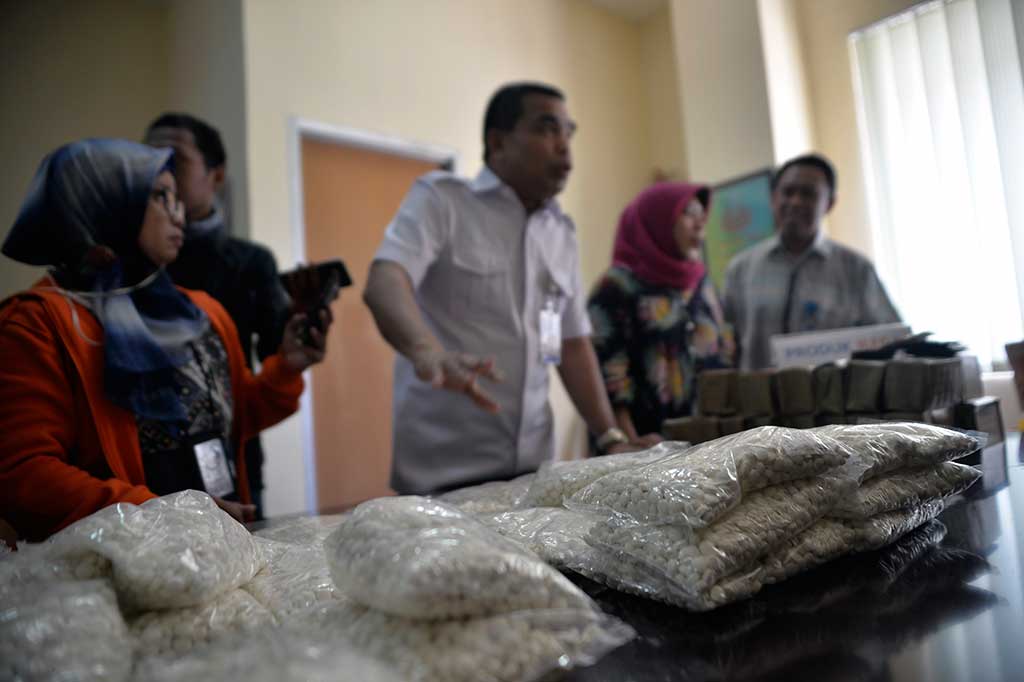 Badan Pengawasan Obat dan Makanan (BPOM) Makassar memperlihatkan puluhan ribu butir pil Paracetamol Caffeine Carisoprodol (PCC) hasil sitaan, Makassar, Sulawesi Selatan, Sabtu (16/9/2017). 