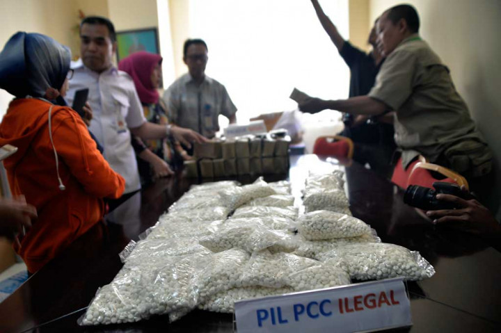 Sebanyak 29 ribu butir pil PCC tersebut disita dari distributor obat resmi farmasi di Makassar berinisial PBS SS, pada Jumat (15/9/2017), yang dikemas dalam 29 plastik dan siap diedarkan ke wilayah Papua, Sulawesi Tenggara, dan Sulawesi Barat.