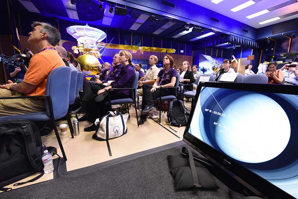 Anggota tim Cassini menunggu hilangnya sinyal akhir dari pesawat ruang angkasa tersebut, yang mengindikasikan kehancurannya di atmosfer Saturnus, sekaligus berakhirnya misi 20 tahun Cassini untuk mendapatkan pemahaman yang lebih baik tentang planet yang bercincin dan bulan-bulannya yang dingin, di Jet Propulsion Laboratory Pasadena, California, Jumat (15/9/2017) waktu setempat.