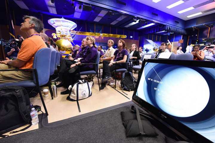 Anggota tim Cassini menunggu hilangnya sinyal akhir dari pesawat ruang angkasa tersebut, yang mengindikasikan kehancurannya di atmosfer Saturnus, sekaligus berakhirnya misi 20 tahun Cassini untuk mendapatkan pemahaman yang lebih baik tentang planet yang bercincin dan bulan-bulannya yang dingin, di Jet Propulsion Laboratory Pasadena, California, Jumat (15/9/2017) waktu setempat.