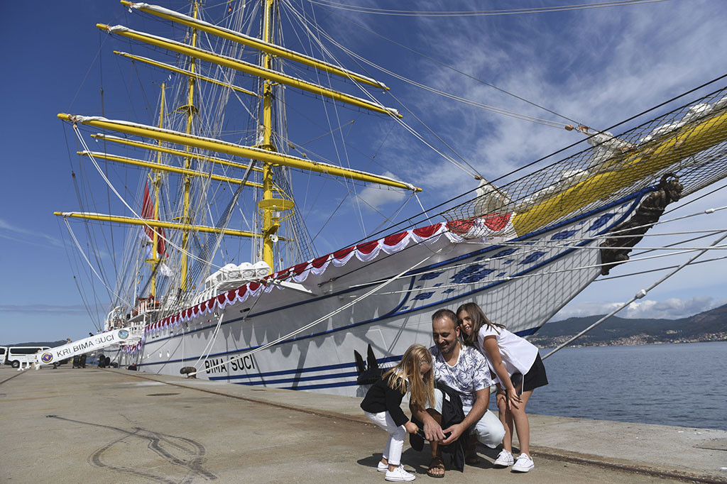 Pengunjung berswafoto dengan latar KRI Bima Suci saat 'open ship