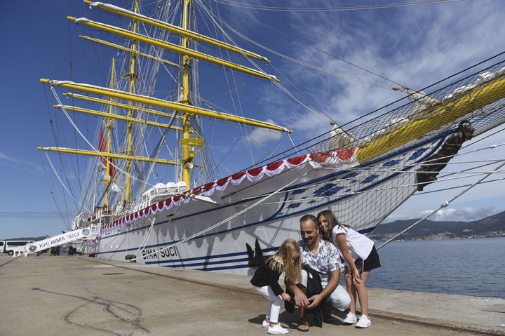 Pengunjung berswafoto dengan latar KRI Bima Suci saat 'open ship
