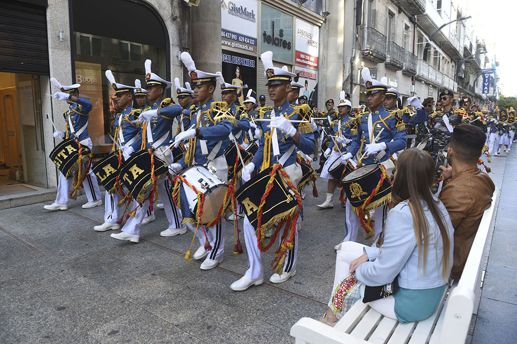 Taruna Akademi Angkatan Laut menggelar kirab kota di Vigo, Spanyol.