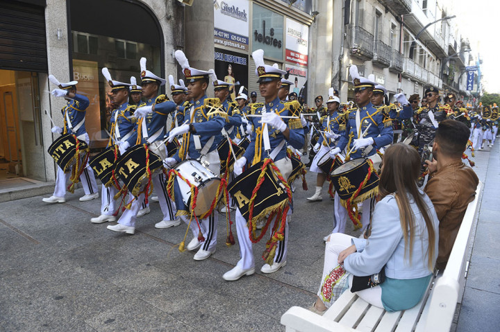 Taruna Akademi Angkatan Laut menggelar kirab kota di Vigo, Spanyol.