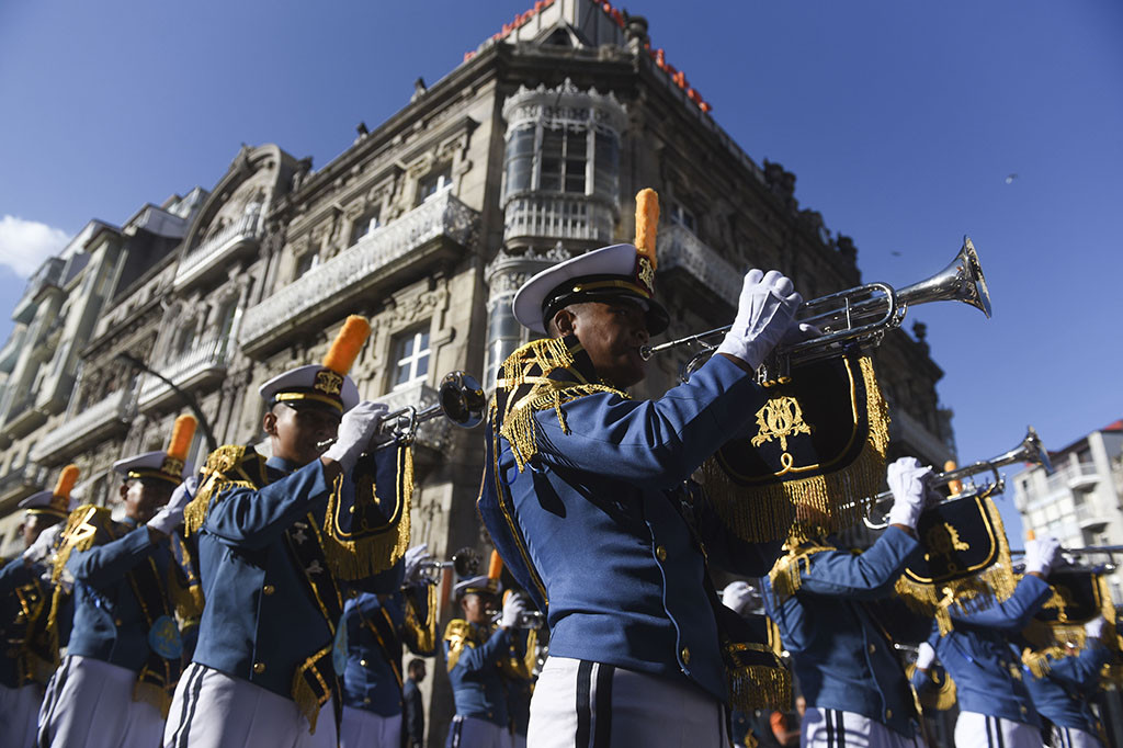 Genderang Seruling Gita Jala Taruna AAL tampil saat kirab kota di Vigo, Spanyol.