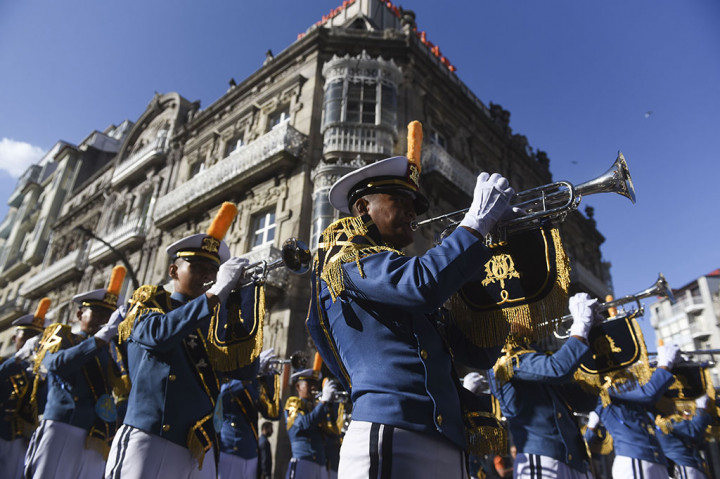 Genderang Seruling Gita Jala Taruna AAL tampil saat kirab kota di Vigo, Spanyol.