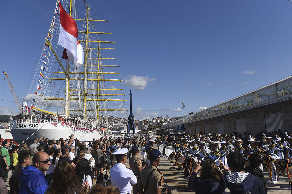 Taruna AAL melakukan aksi di depan KRI Bima Suci dan disaksikan masyarakat Spanyol. KRI Bima Suci merupakan kapal layar latih pengganti Kapal Legendaris KRI Dewaruci. 