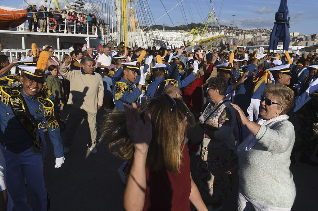 Warga Vigo, Spanyol berjoget bersama taruna AAL tingkat III saat kirab kota di Vigo, Spanyol.