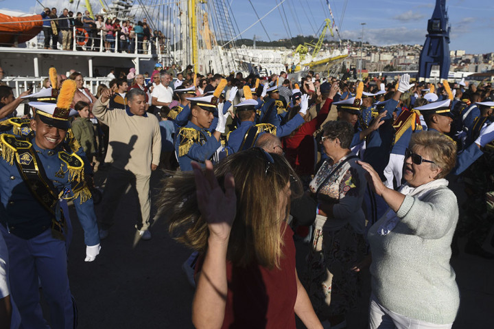 Warga Vigo, Spanyol berjoget bersama taruna AAL tingkat III saat kirab kota di Vigo, Spanyol.