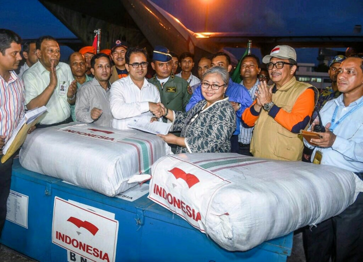 Dubes Rina Soemarno menyerahkan bantuan Indonesia kepada Kepala District Administration Chittagong, Zillur Rahman Chowdhury. 