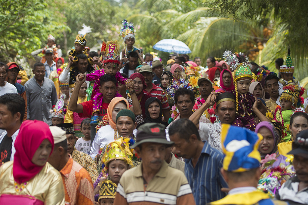 Anak laki-laki berkostum diarak dalam ritual Henauka Mo'ane pada festival Barata Kahedupa di Pulau Kaledupa, Kabupaten Wakatobi.