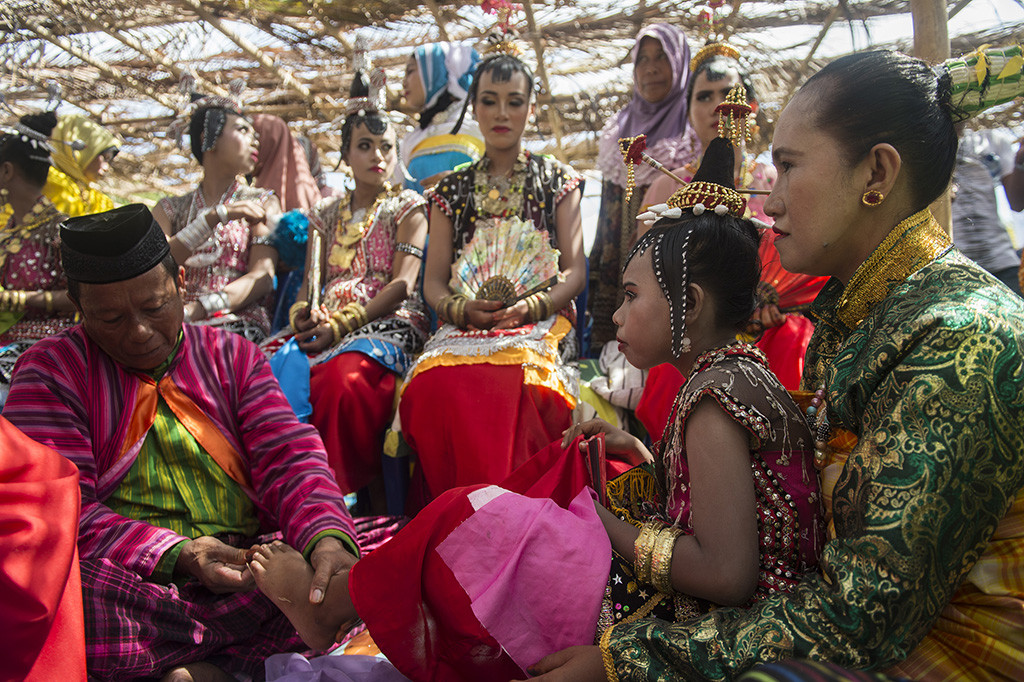 Karia Henauka Wowine merupakan pesta adat yang dilakukan setelah anak perempuan dalam keluarga disunat atau dipingit untuk perempuan yang telah dianggap dewasa.