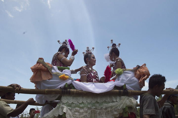 Anak-anak perempuan ditandu dan diangkat oleh kerabat laki-lakinya dalam Karia Henauka Wowine di festival Barata Kahedupa di Pulau Kaledupa, Kabupaten Wakatobi, Sulawesi Tenggara.
