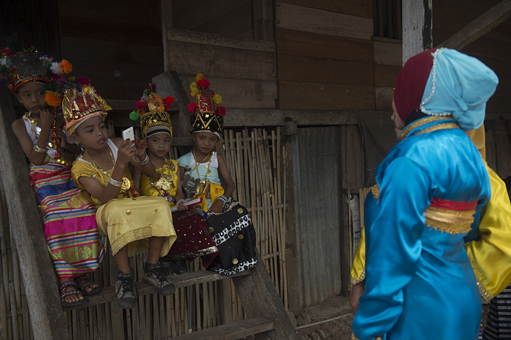Karia merupakan pesta rakyat setelah sunatan massal yang dilakukan oleh anak laki-laki yang disebut Henauka Mo'ane dan perempuan yang disebut Henauka Wowine yang dihidupkan kembali di zaman sekarang dalam festival Barata Kahedupa. 