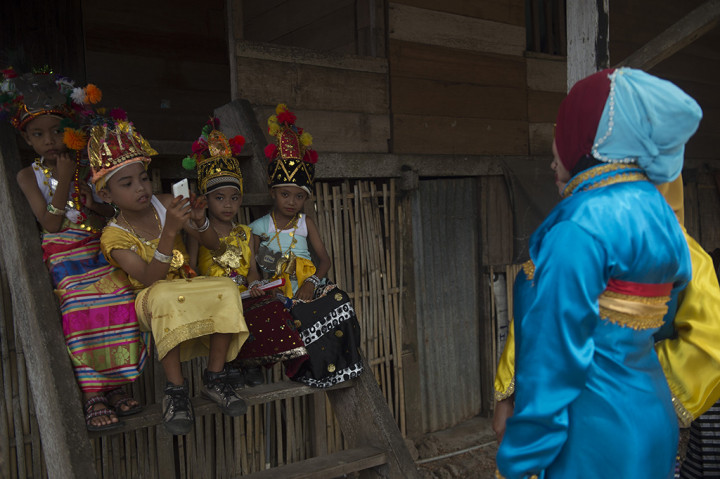 Karia merupakan pesta rakyat setelah sunatan massal yang dilakukan oleh anak laki-laki yang disebut Henauka Mo'ane dan perempuan yang disebut Henauka Wowine yang dihidupkan kembali di zaman sekarang dalam festival Barata Kahedupa. 