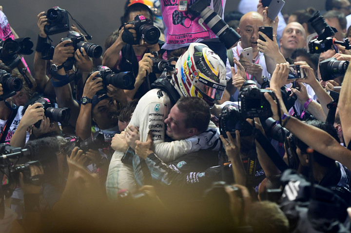 Pebalap Mercedes Lewis Hamilton meraih gelar juara di GP Singapura 2017.
