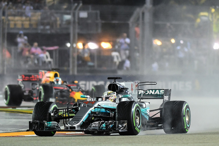 Hamilton yang diuntungkan kecelakaan Farrari, tidak membuang kesempatan memimpin lomba. Sejak lap kedua balapan di Sirkuit Marina Bay, pembalap asal Inggris Raya tersebut memimpin balapan.