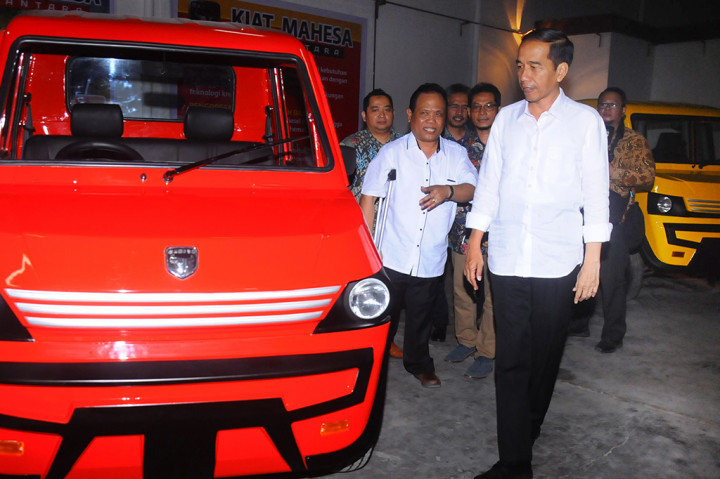 Jokowi mengatakan, pemerintah memberikan dukungan penuh untuk produksi kendaraan tersebut, dengan cara mendorong agar kendaraaan itu tersertifikasi dan lulus uji emisi. Dengan catatan harus jelas perencanaan bisnisnya.