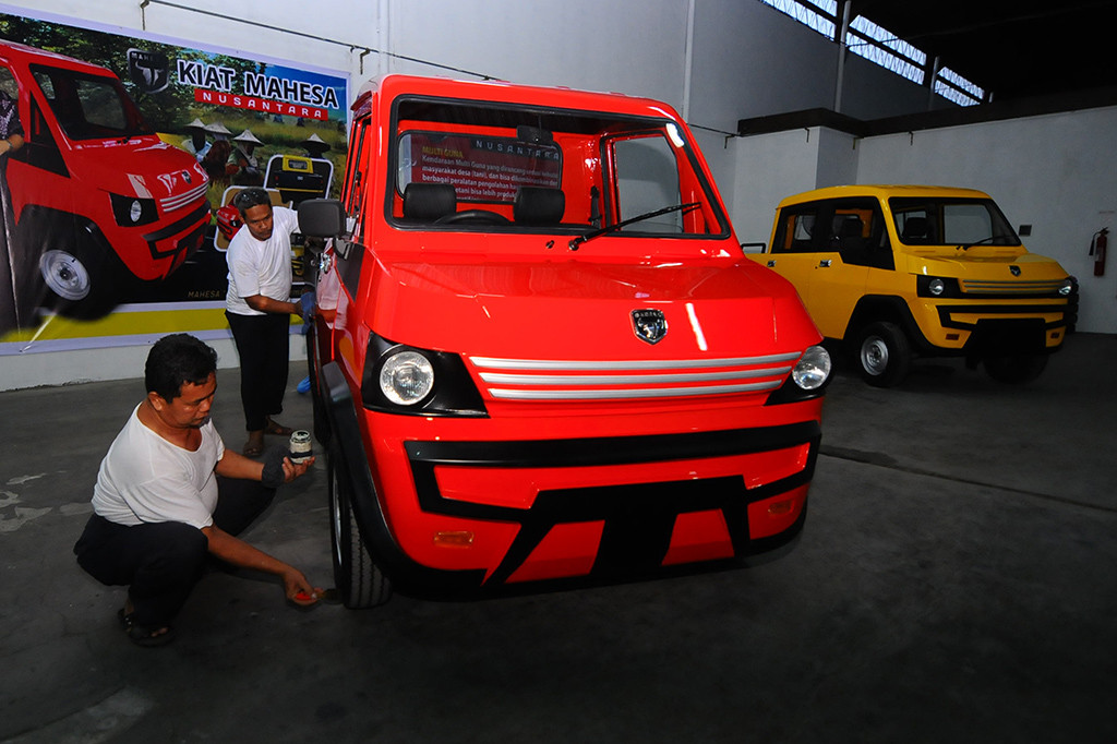 Ada tiga kendaraan pedesaan 'Mahesa' yang dipamerkan ke Jokowi. Kendaraan jenis mobil itu merupakan contoh, belum diproduksi massal.