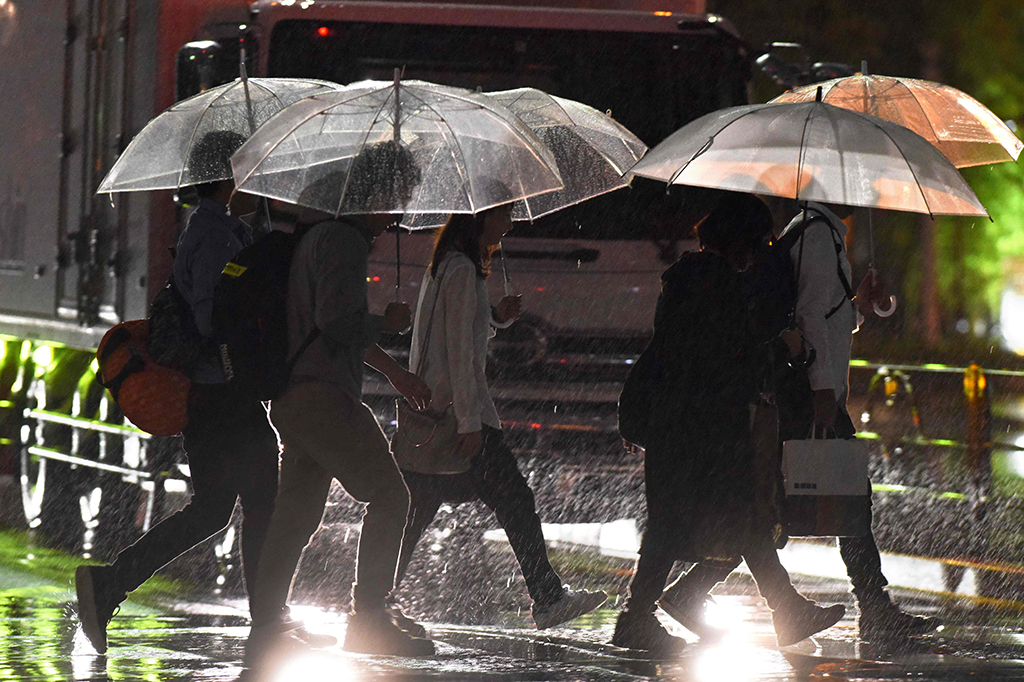 Pihak berwenang Jepang telah mengeluarkan peringatan akan badai hujan dan angin kencang, terutama di bagian utara Jepang.