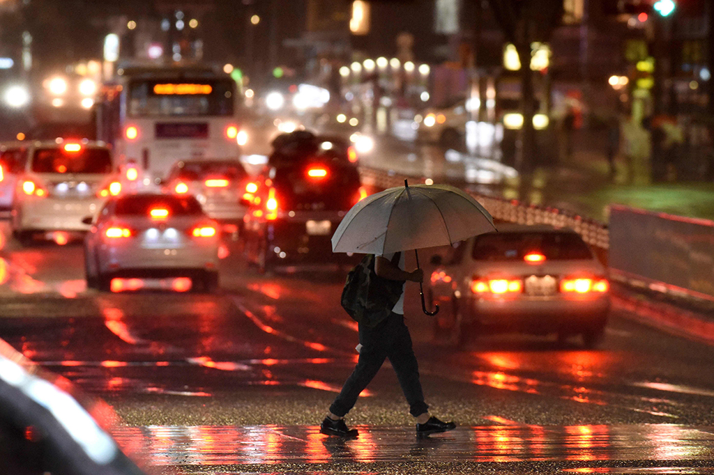 Setidaknya dua orang tewas dan tiga lainnya di Kyushu, Jepang, dinyatakan hilang akibat diterjang Topan Talim.