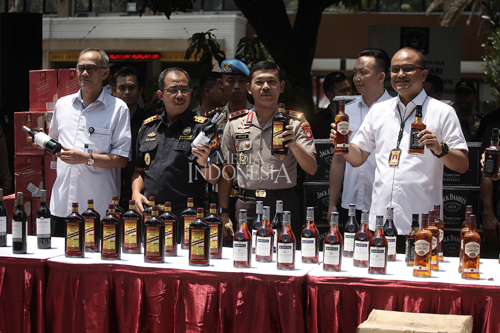 Polda Metro jaya bekerja sama dengan Bea dan Cukai menyita lima peti kemas minuman keras (Miras) ilegal berbagai merek sebanyak 53.927 botol, yang nilainya mencapai Rp26,3 miliar.