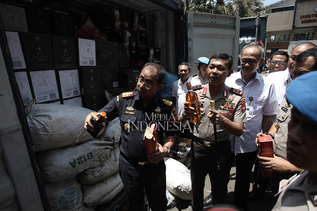 Dalam aksinya, pelaku menggunakan modus pengangkutan miras ilegal antarpulau dan memberikan dokumen pengangkutan barang yang tidak sesuai dengan barang.