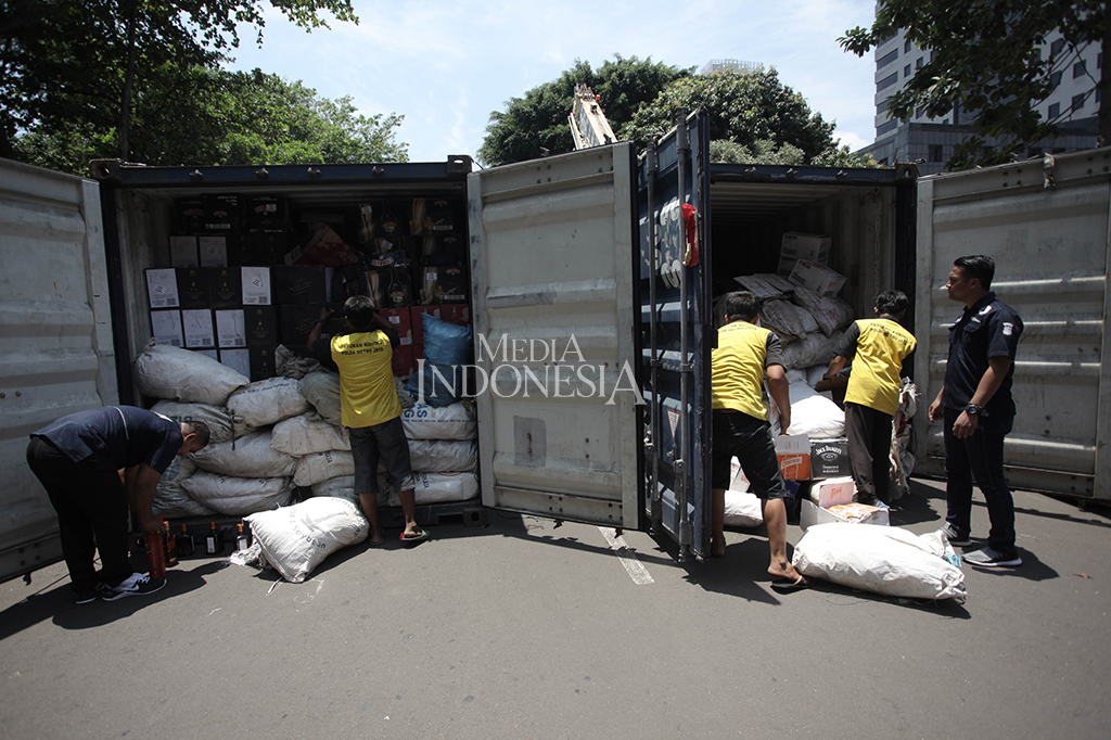 Para pelaku mengelabui petugas dengan menyatakan bahwa barang yang diangkut adalah plastik, yang kemudian ditutupi sampah.