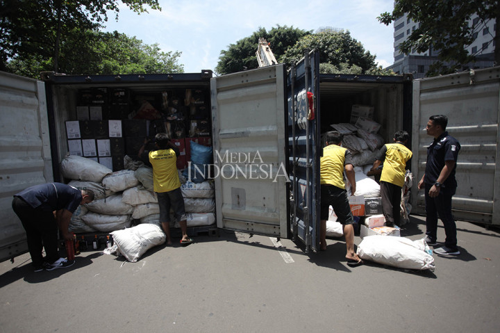 Para pelaku mengelabui petugas dengan menyatakan bahwa barang yang diangkut adalah plastik, yang kemudian ditutupi sampah.