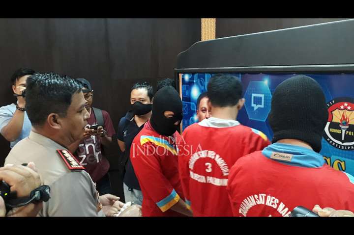 Usai melakukan penyelidikan, akhirnya Polresta Palembang menangkap Zainal Arifin (57 tahun), oknum Lurah Lorok Pakjo, Kecamatan IB I Palembang. Juga diamankan seorang ketua RT di wilayah nya, Sulaiman Effendi (47 tahun) dan seorang temannya yang berprofesi sebagai pekerja swasta, Hamka (41tahun).