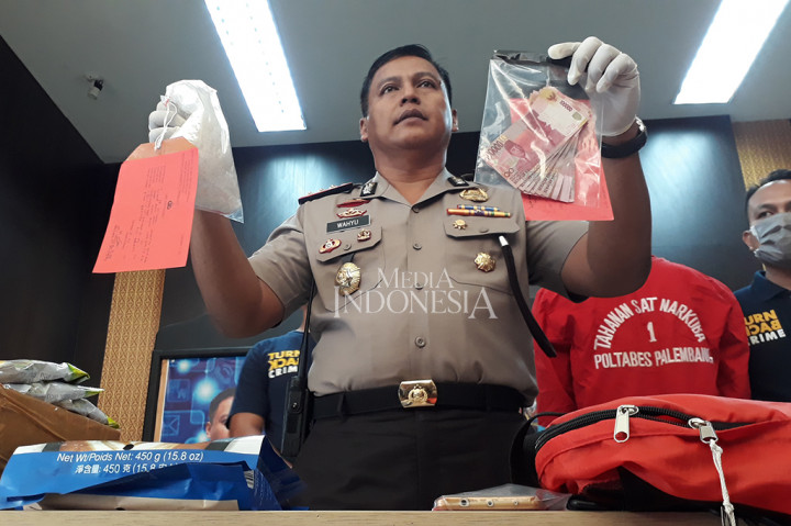 Kapolresta Palembang, Kombes Pol Wahyu Bintono Hari Bawono menunjukan barang bukti narkoba yang berhasil diamankan.