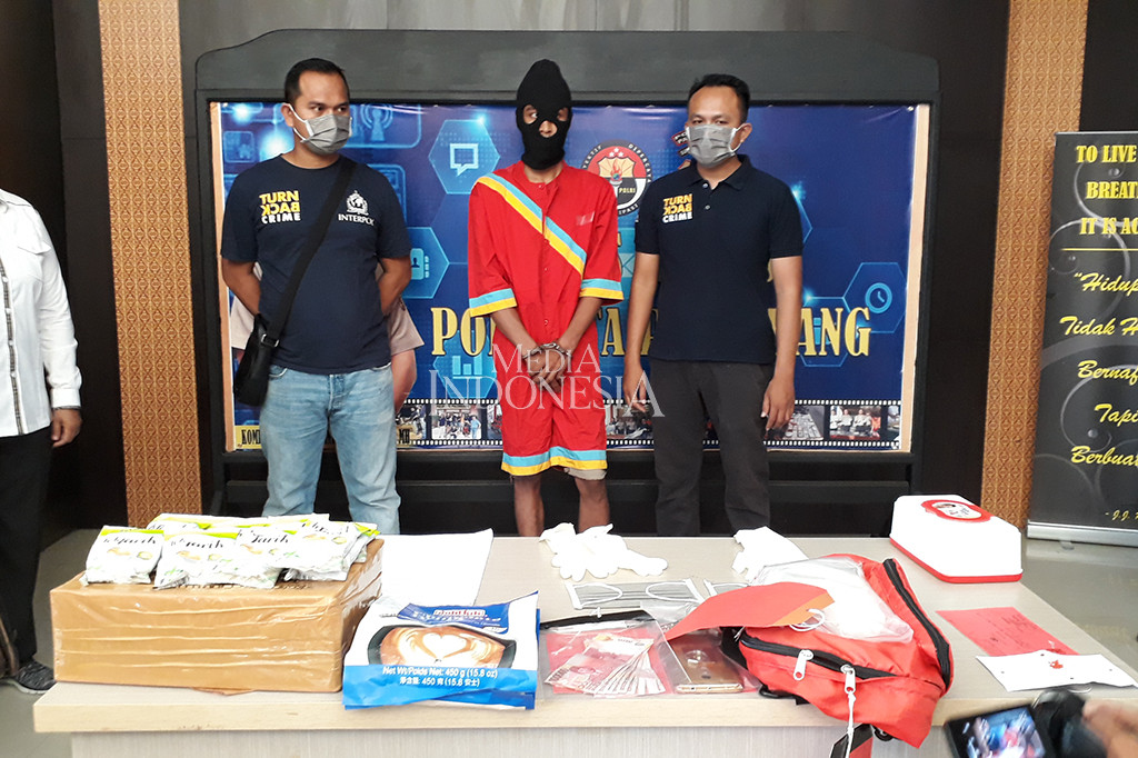 Kepolisian Resor Kota Palembang menggerebek pesta sabu yang dilakukan oknum Lurah dan Ketua RT di Palembang, Sumatra Selatan.
